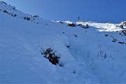 47 Traccia aperta ripida...scavata nell'alta neve